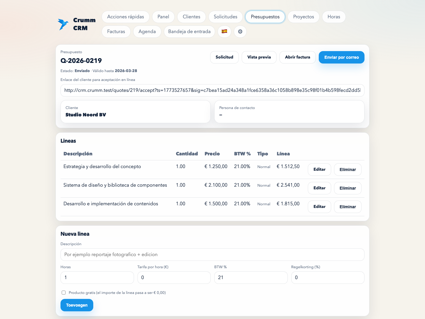 Editor de presupuestos de Crumm con líneas, importes y datos del cliente