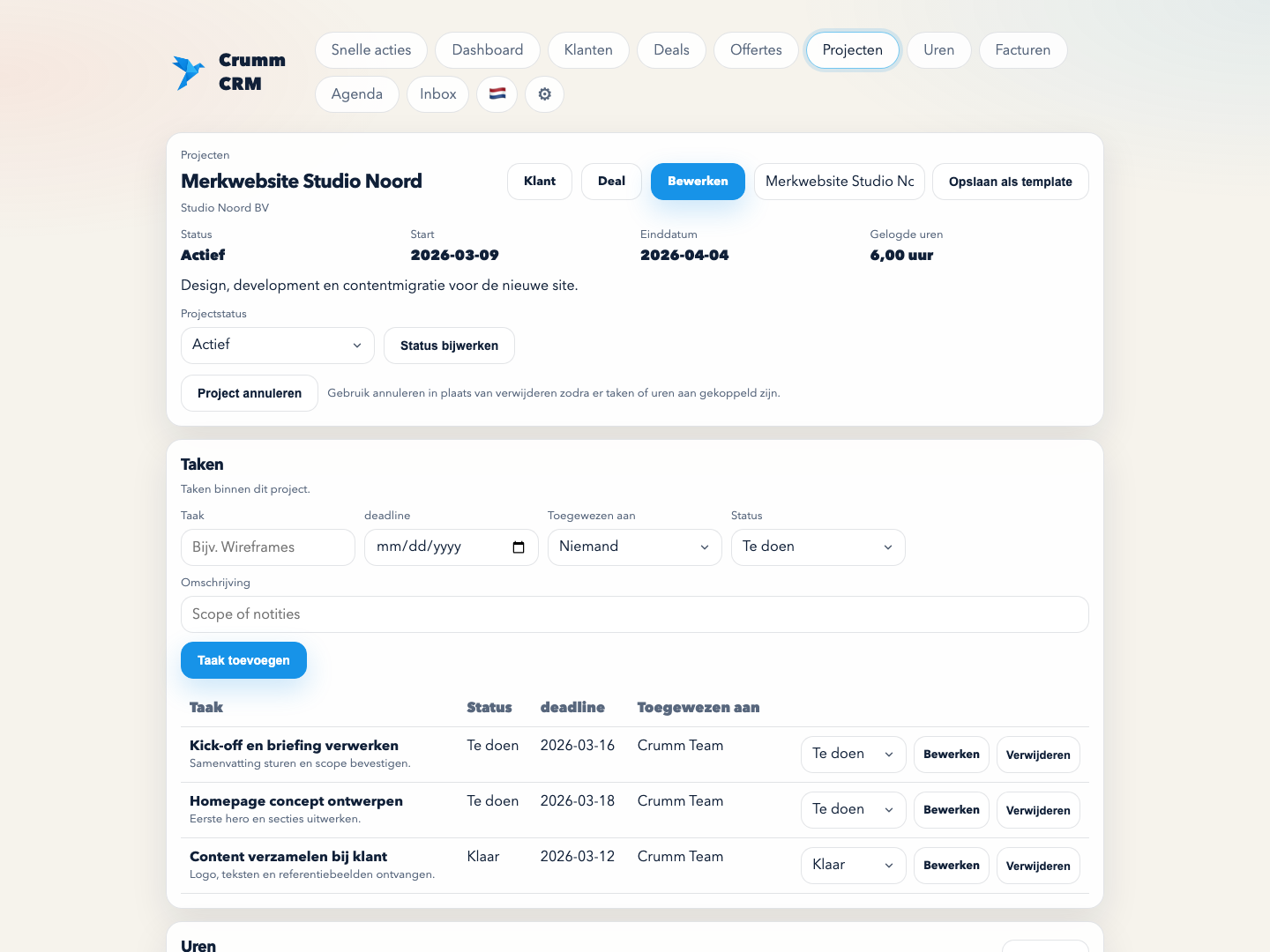 Projectscherm van Crumm met taken, status en urenregistratie